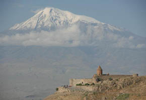 Vorderasien, Armenien: Im Land der Aprikosen - Landschaftskulisse mit schneebedecktem Gipfel
