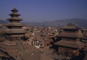 Südasien, Nepal - Tibet: Sagenhaftes Land des Dalai Lama - Stadtkulisse mit südasiatischer Architektur